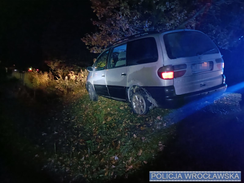 Na zdjęciu widać samochód, którym kierował 42-letni pirat drogowy z Wrocławia 
