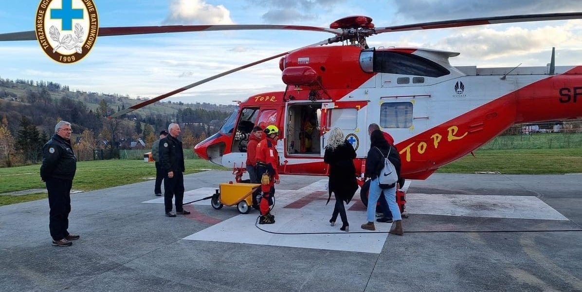 Na zdjęciu śmigłowiec TOPR, transplantolodzy oraz pojemnik z sercem do przeszczepu