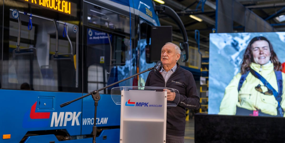 Na zdjęciu Krzysztof Wielicki przemawia podczas uroczystości nadania tramwajowi Moderus Gamma imienia Wandy Rutkiewicz.