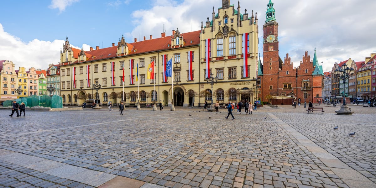 na zdjęciu wrocławski Ratusz w biało-czerwonych flagach na Dzień Niepodległości