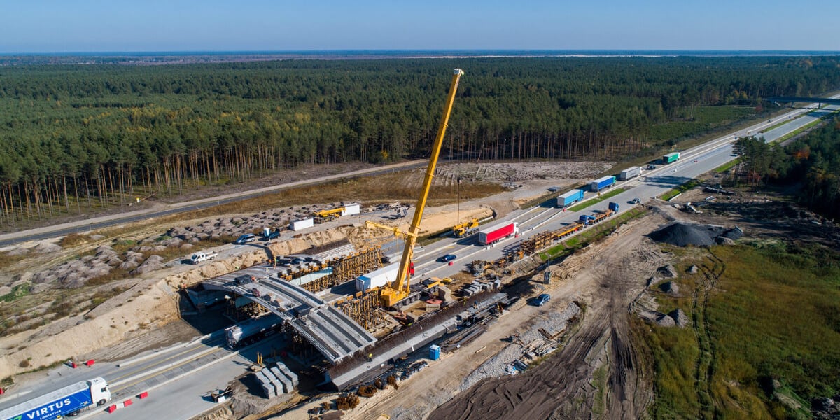 Na zdjęciu z lotu ptaka prace przy przebudowie drogi krajowej DK18 w autostradę A18