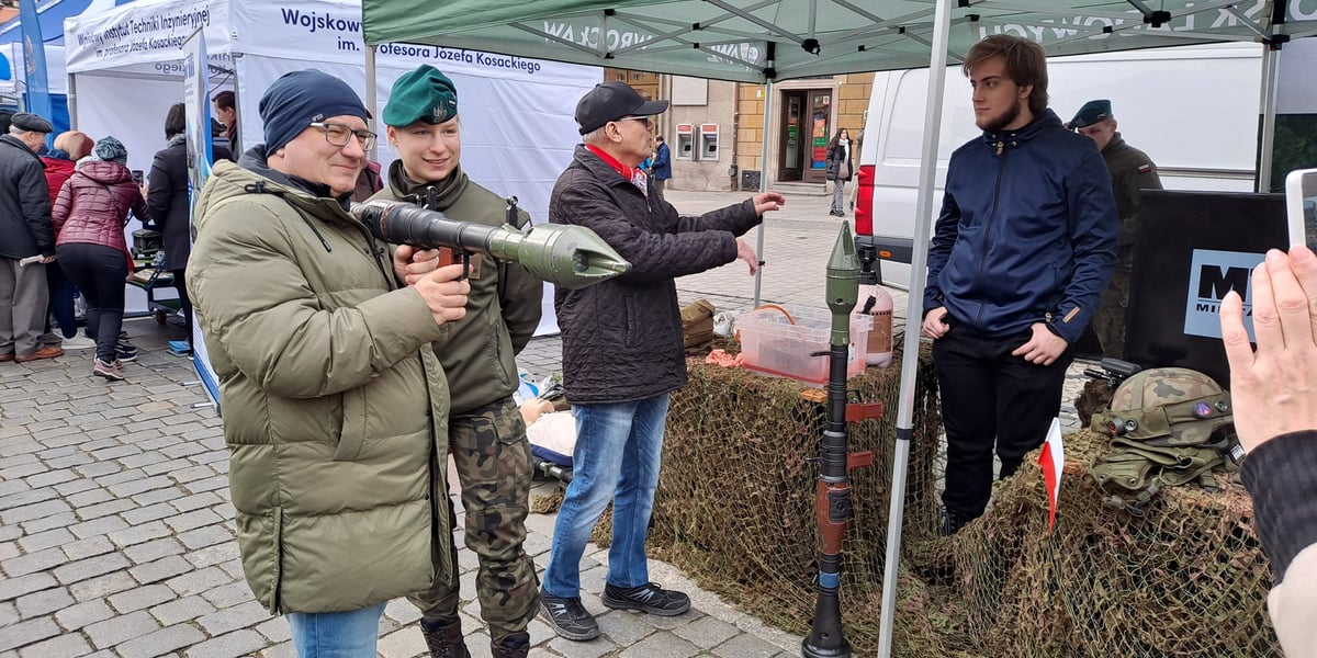 Na zdjęciu mężczyzna pozuje z granatnikiem na ramieniu podczas pikniku wojskowego