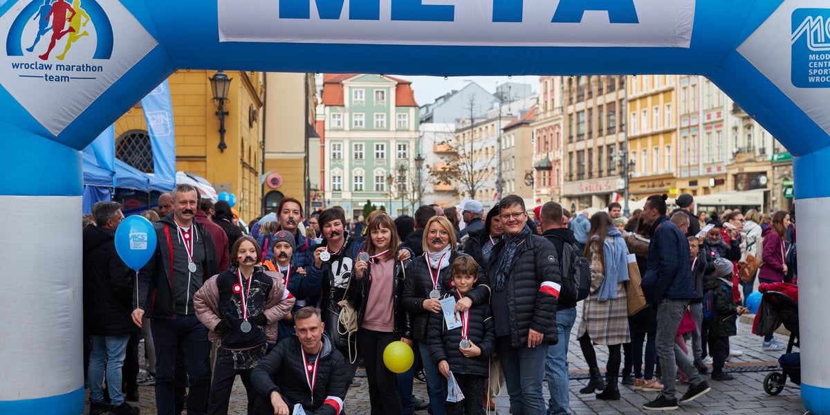 na zdjęciu uczestnicy WroWalk Marathonu na mecie, z medalami