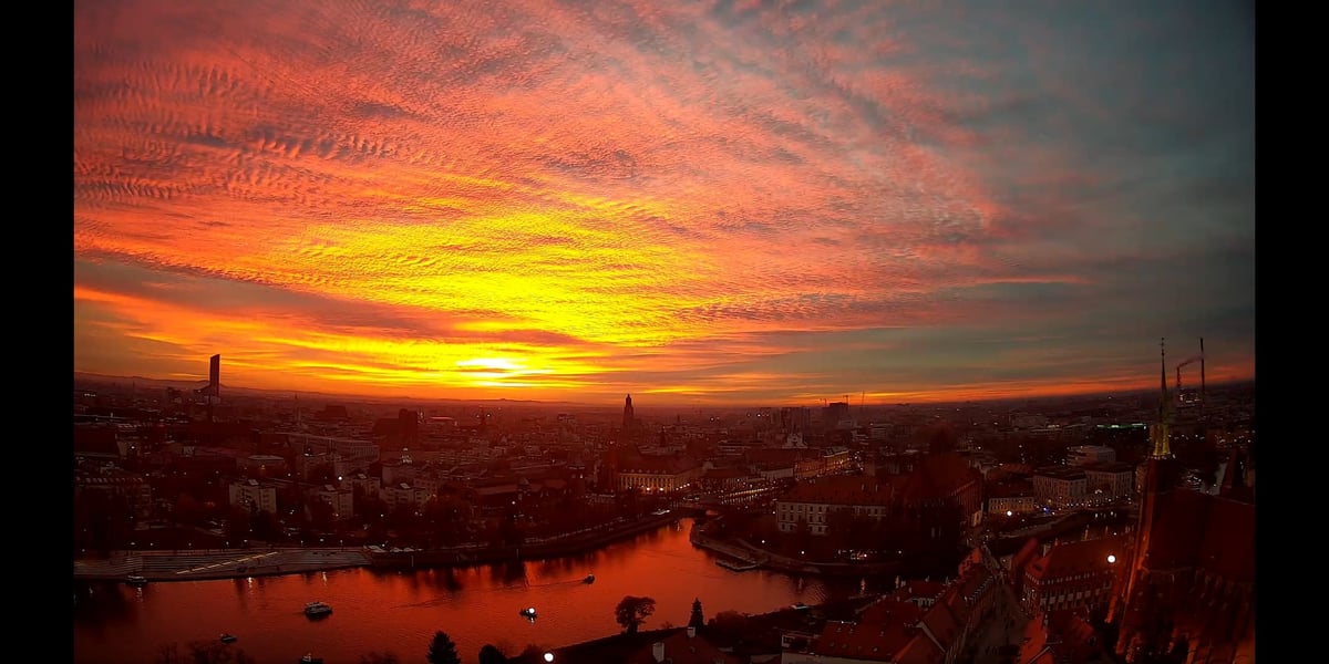 pomarańczowy zachód słońca nad Wrocławiem. Niebo zalały odcienie różu, pomarańczu i czerwieni. Pod naszym postem ma Facebooku czytelnicy zostawili mnóstwo przepięknych zdjęć