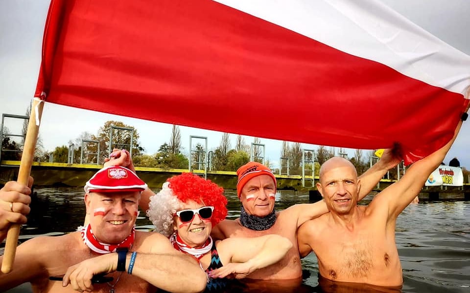 Morsy z Wrocławia (na zdjęciu) uczciły Święto Niepodległości uroczystą kąpielą w Morskim Oku. Było bardzo uroczyście