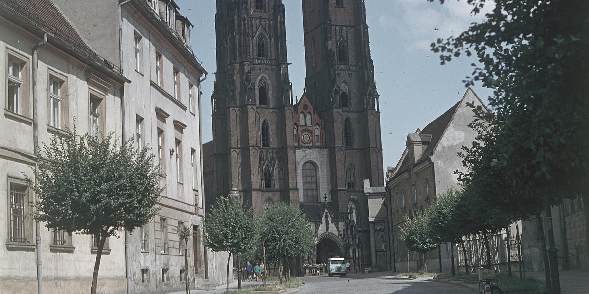 Na zdjęciu widać Wrocław. Rok 1968. Ostrów Tumski - widok na katedrę