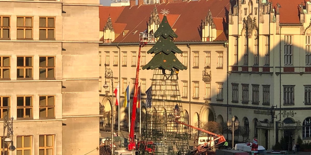 Na zdjęciu: budowa choinki na Rynku