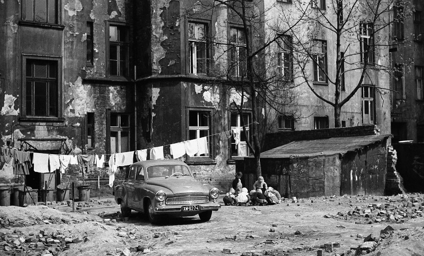 Ulica Lwowska, rok 1961. Na podwórku stoi samochód, wisi na sznurku pranie, obok bawią się dzieci