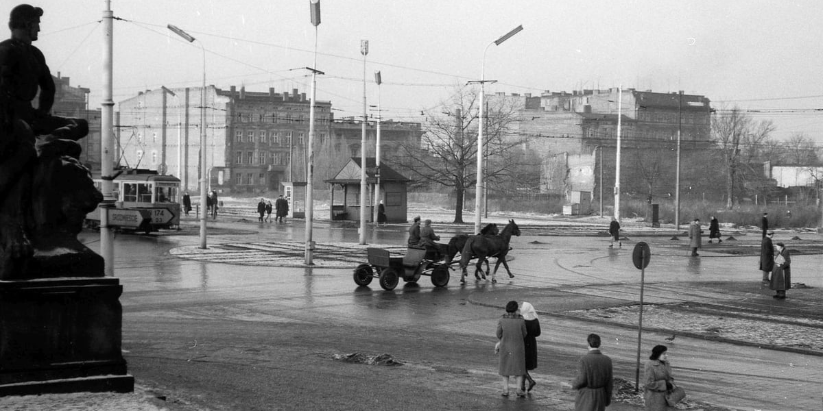 Plac Jana Pawła II czyli ówczesny 1 Maja, przez którego środek jedzie wóz konny