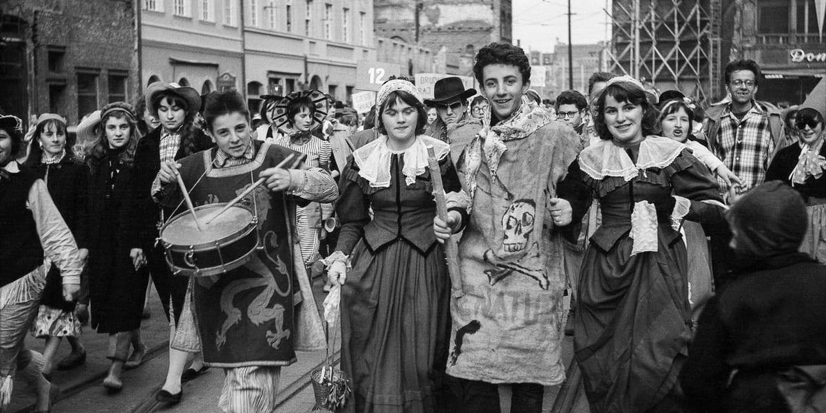 Na zdjęciu pochód przebierańców podczas Juwenaliów (1960)