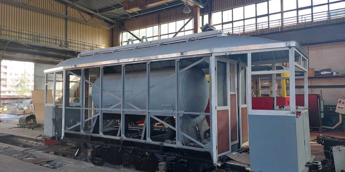 Na zdjęciu remontowany we Wrocławiu zabytkowy wagon tramwajowy - polewaczka