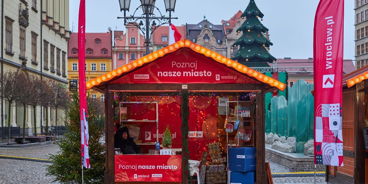 Na zdjęciu "domek miejski" - stoisko miasta Wrocław na Jarmarku Bożonarodzeniowym w Rynku