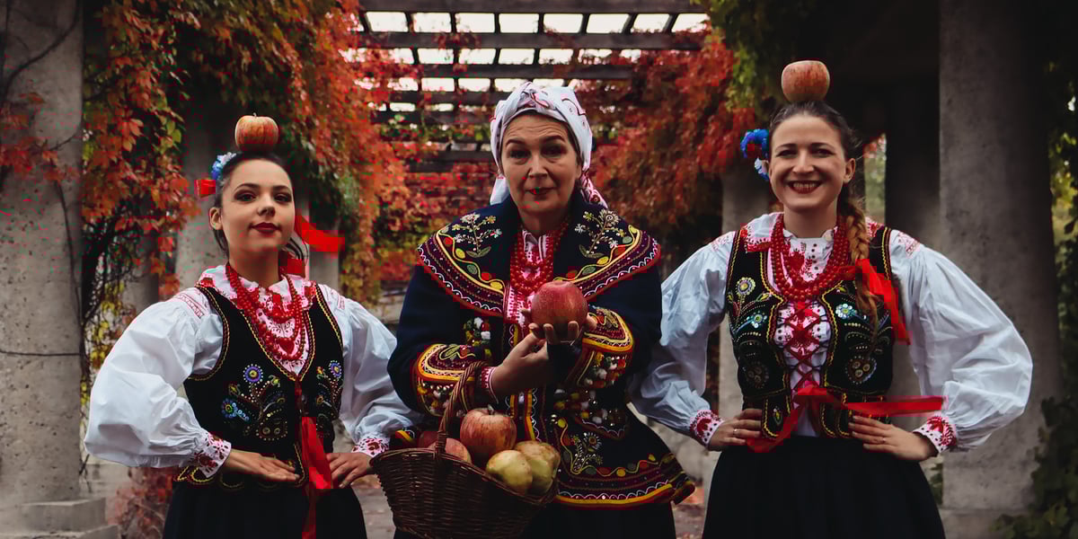 Na zdjęciu Zespół Pieśni i Tańca Wrocław podczas sesji na wrocławskiej Pergoli