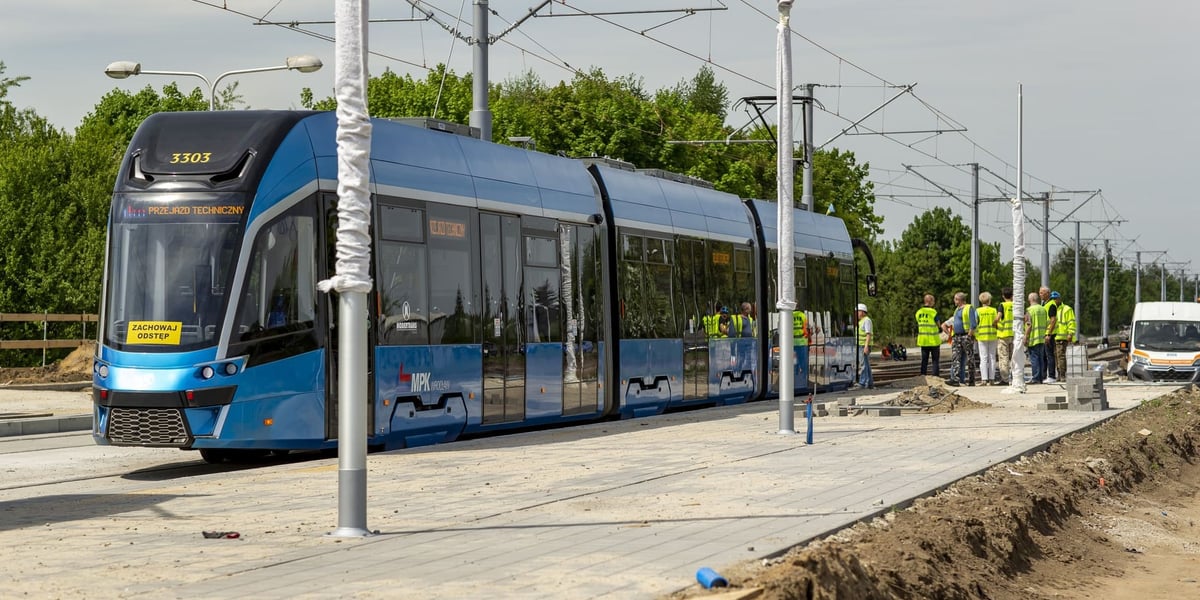 Na zdjęciu tramwaj MPK Wrocław na przystanku, zdjęcie ilustracyjne