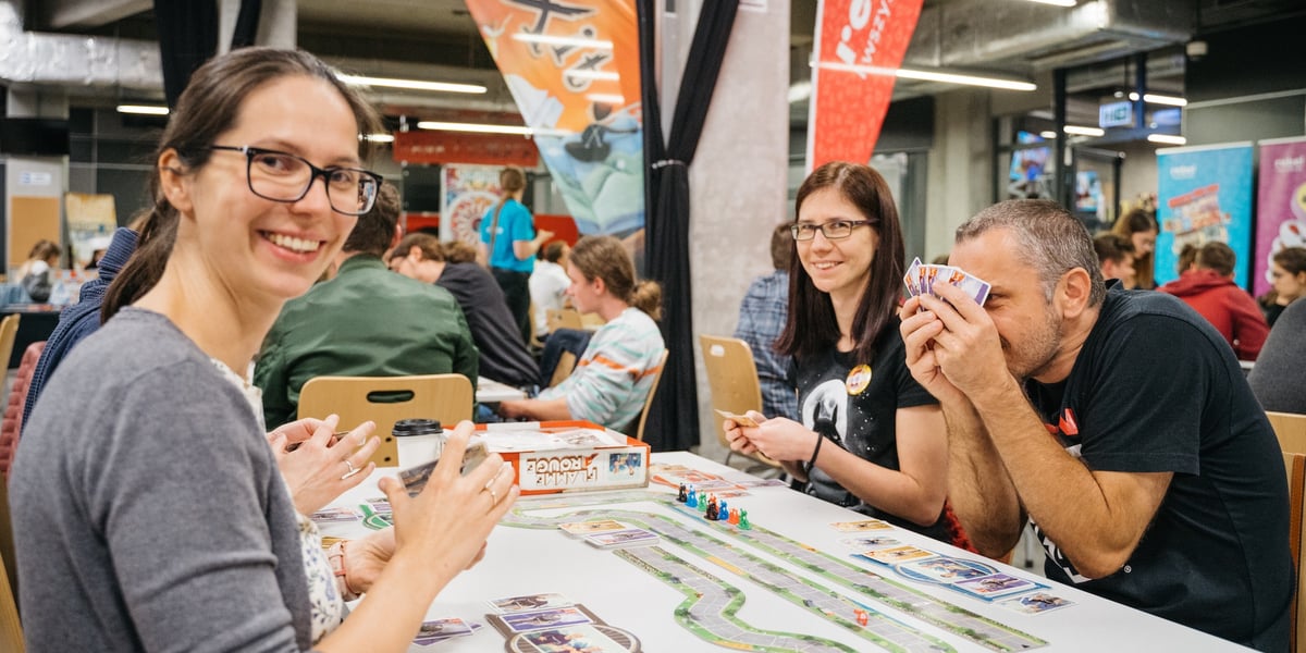 Na zdjęciu uczestnicy Wrocławskiego Festiwalu Gier Planszowych Gratislavia grają w grę planszową
