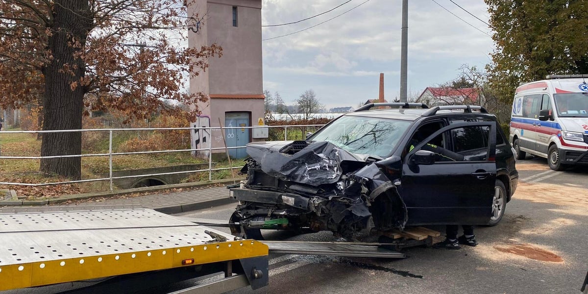 Na zdjęciu jeden z samochodów, biorących udział w wypadku w Krzeptowie, wciągany na lawetę