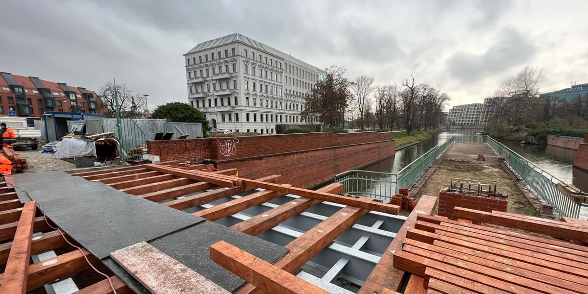 Na zdjęciu remontowany most św. Klary we Wrocławiu