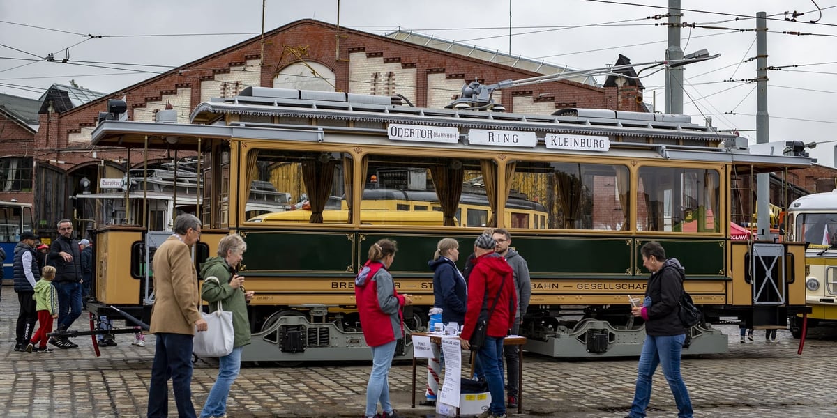 Na zdjęciu odrestaurowany tramwaj Maxium z 1901 roku, stojący przed dawną Zajezdnią Popowice przy ulicy Legnickiej 65 
