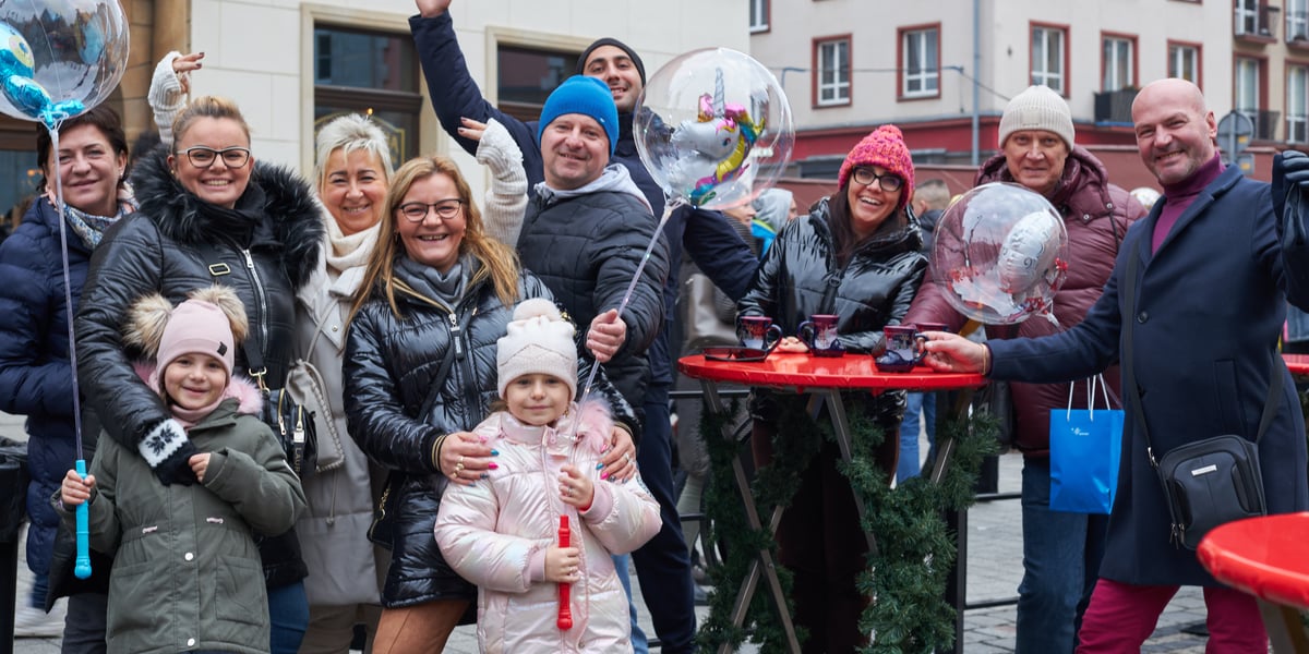 Na zdjęciu widać ludzi, którzy bawią się na Jarmarku Bożonarodzeniowym w Rynku we Wrocławiu 