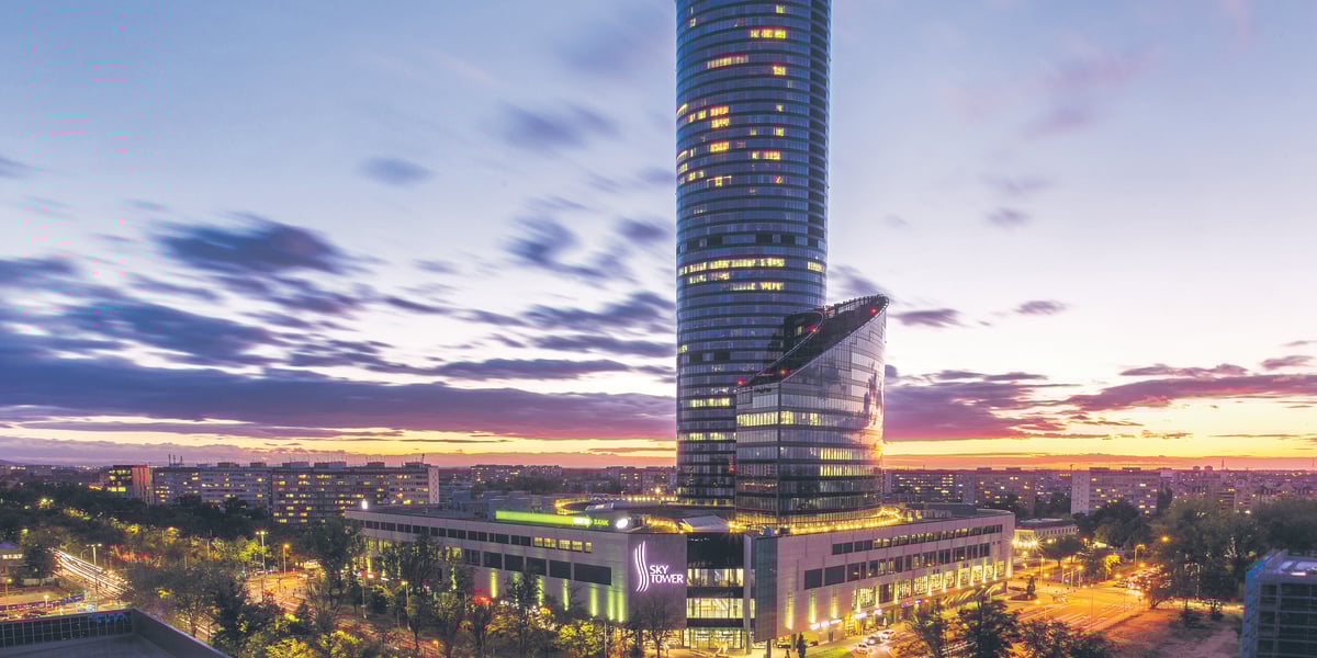 Na zdjęciu: mierząca 212 metrów wieża Sky Tower - najwyższa we Wrocławiu