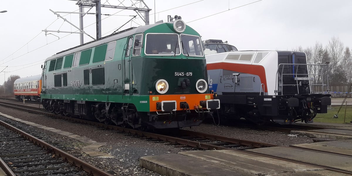 Na zdjęciu widać  lokomotywę SU45 - 079, a tuż obok niej - po prawej stronie - najnowsza lokomotywa wodorowa Pesy oraz na trzecim planie wagon pomiarowy