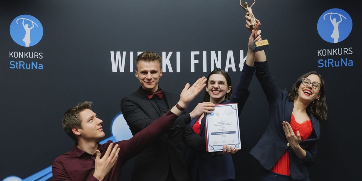 Na zdjęciu grupka uradowanych studentów z nagrodą dla najaktywniejszych kół naukowych 