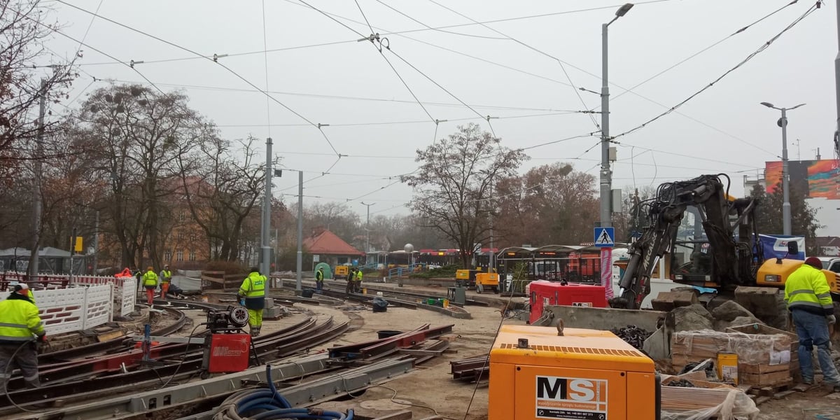 Na zdjęciu: robotnicy wymieniający torowisko na pętli tramwajowej w Leśnicy