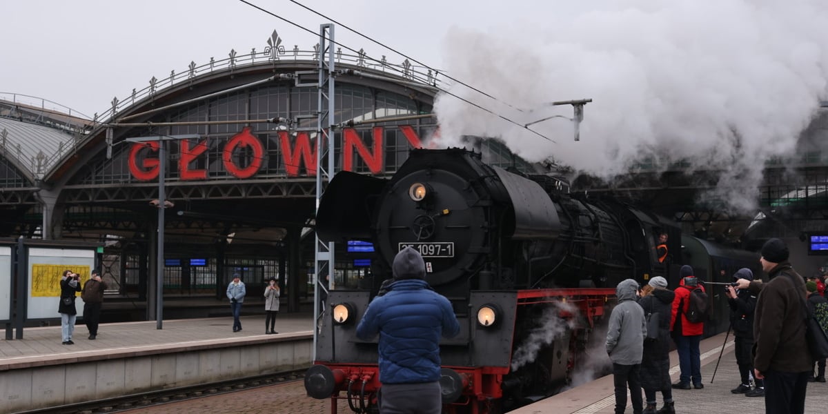 Na zdjęciu zabytkowy parowóz na Dworcu Głównym we Wrocławiu, 3.12.2022