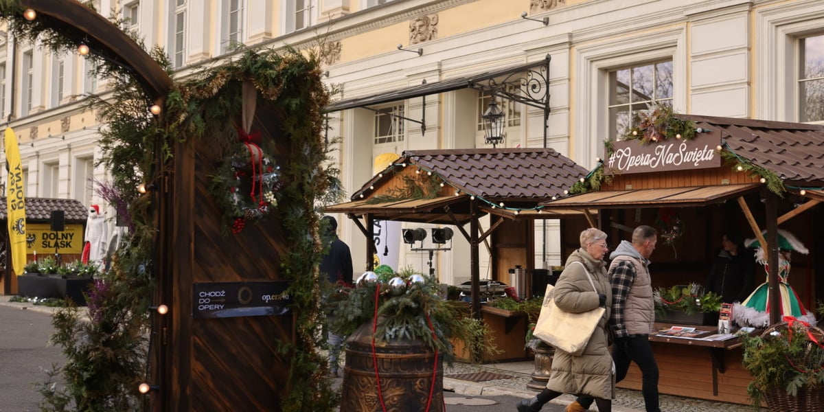 Jarmark bożonarodzeniowy we Wrocławiu działa koło Opery Wrocławskiej od 3 grudnia. Na Operowym Jarmarku Świątecznym można kupić bilety do opery, plakaty operowe, ale też coś dla ciała: ciepłe napoje i coś do zjedzenia. Na zdjęciu widać jarmark koło Opery