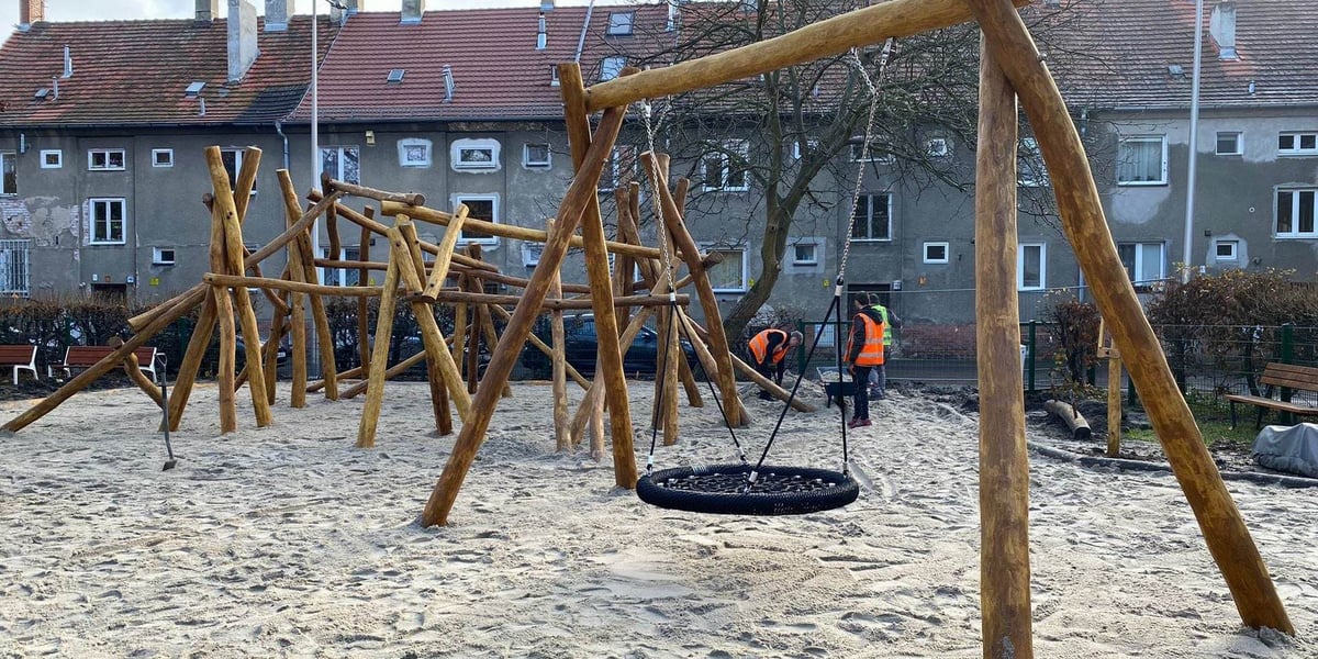 Na zdjęciu nowe urządzenia do zabawy na placu zabaw przy ul. Osobowickiej 146 we Wrocławiu