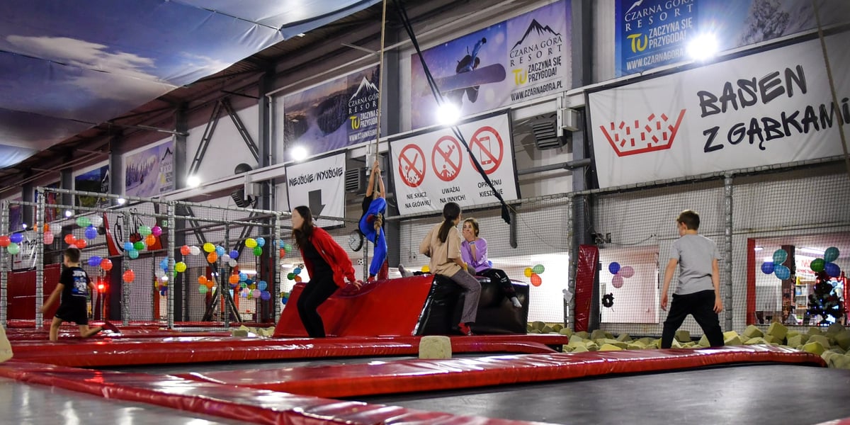 Na zdjęciu kompleks trampolin Jump World i grupa nastolatków bawiących się na trampolinach