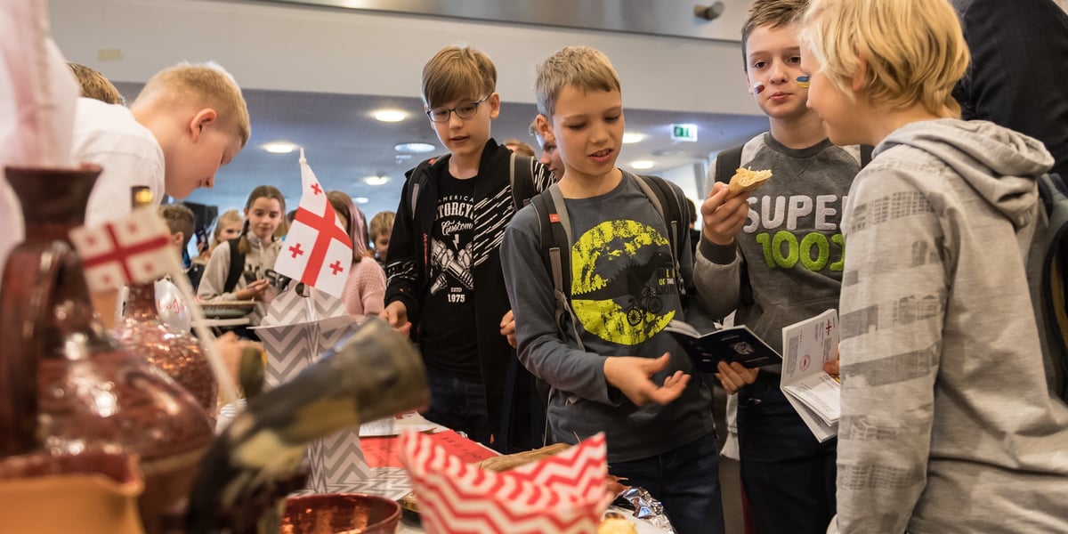 Na zdjęciu nastolatkowie przy jednym ze stoisk podczas Wrocławskiego Dnia Paszportu