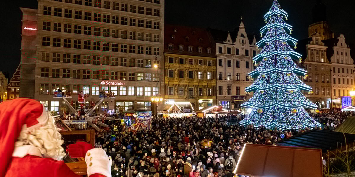 Na zdjęciu tata z synem, oglądający rozświetloną przed momentem choinkę na wrocławskim Rynku, 6.12.2022