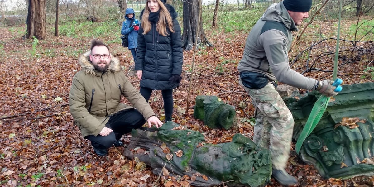 Tomasz Sielicki i Joanna Biniek przy odnalezionej figurze Neptuna