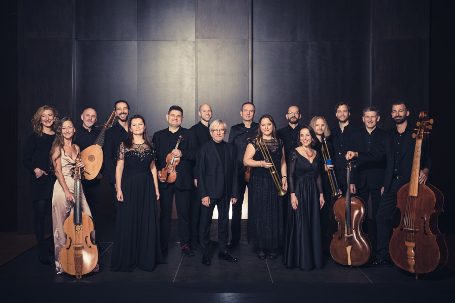 Na zdjęciu Wrocław Baroque Ensemble z Andrzejem Kosendiakiem