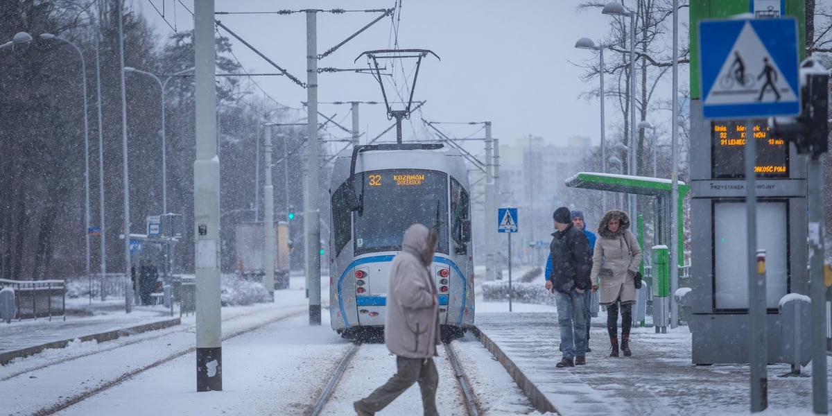 Na zdjęciu: wrocławianie na przystanku, przy którym jest także tramwaj linii 32