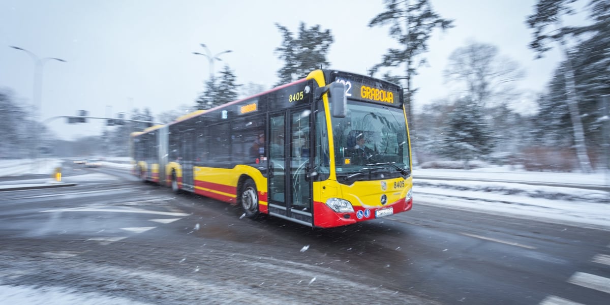 Na zdjęciu: autobus MPK jadący przez zimową scenerię