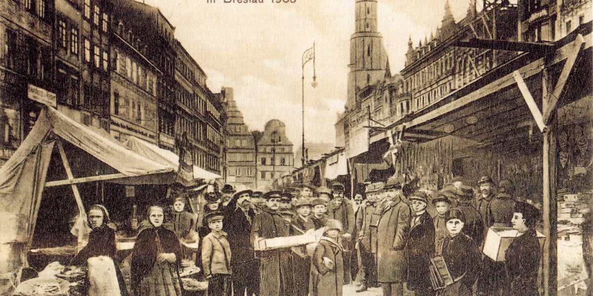Rok 1903. Ostatni jarmark bożonarodzeniowy w przedwojennym Wrocławiu. Na zdjęciu widać jarmarczne kramy i mieszkańców Breslau