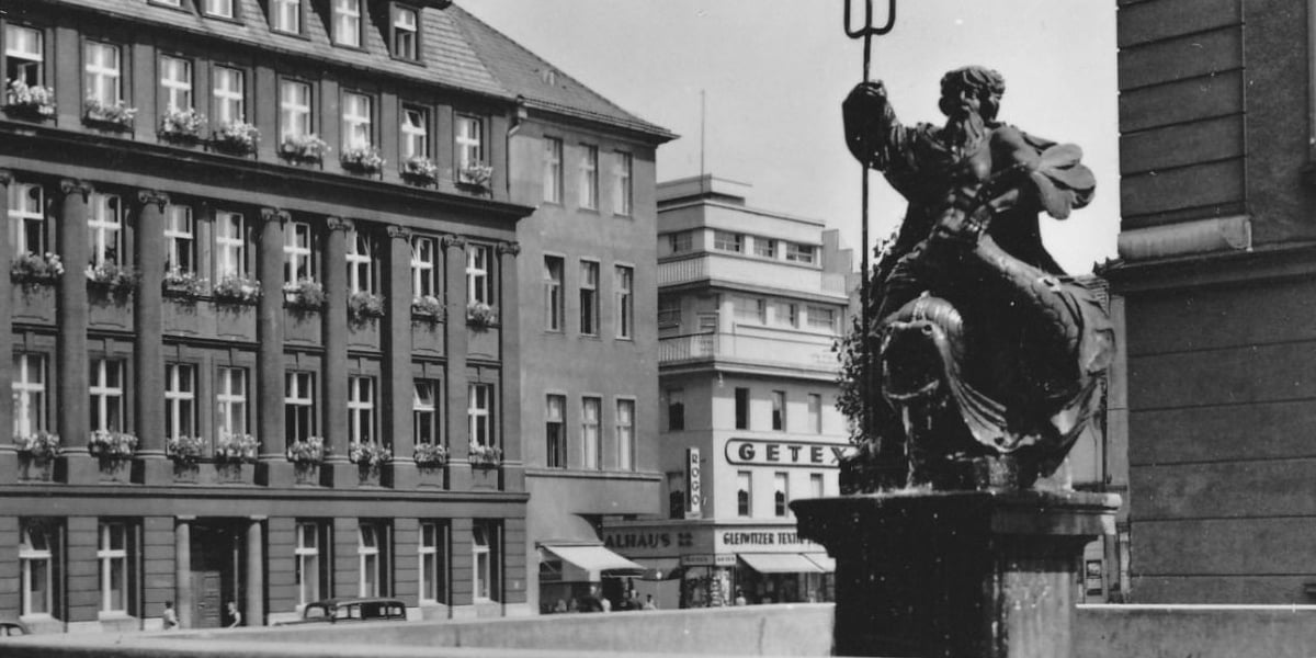 Posąg Neptuna w Gliwicach na zdjęciu z 1940 roku