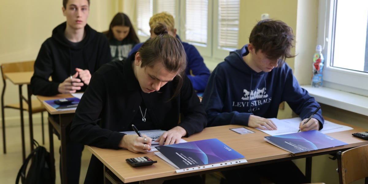 Na zdjęciu uczniowie XV LO we Wrocławiu podczas próbnej matury 2023