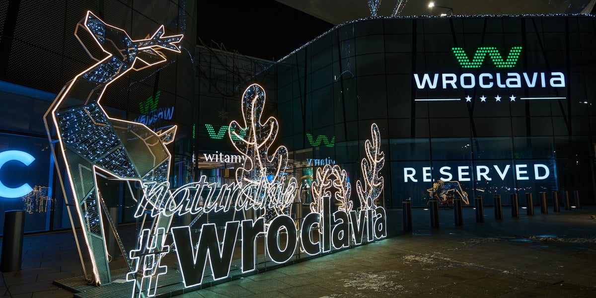 Na zdjęciu: galeria Wroclavia i świąteczne iluminacje