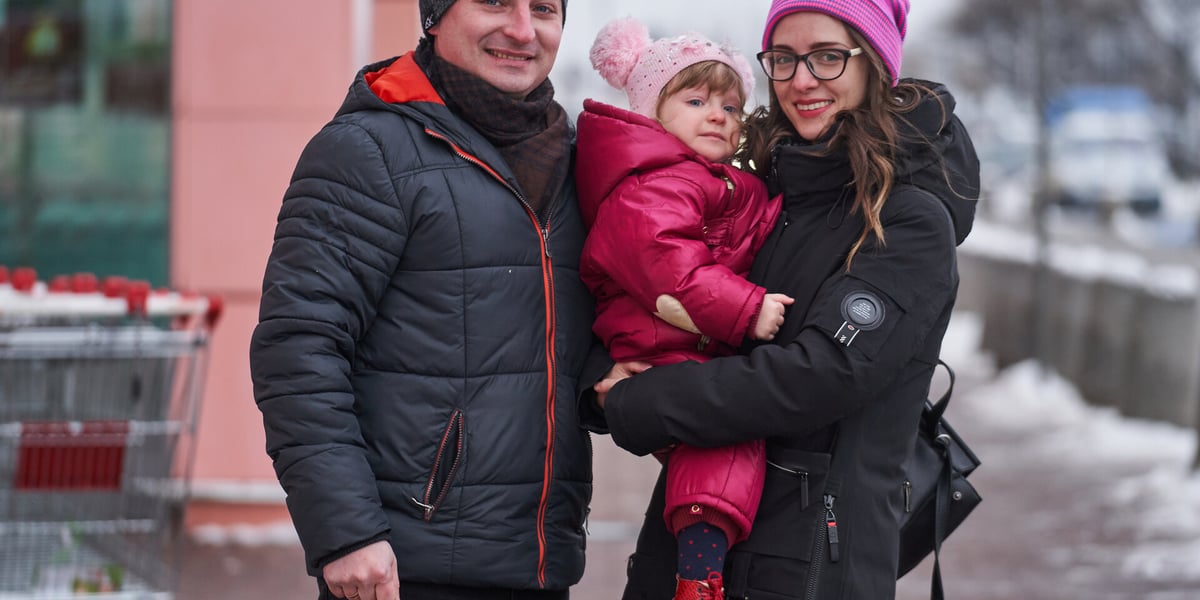 Na zdjęciu para z dzieckiem podczas niedzielnych zakupów w Auchan Bielany