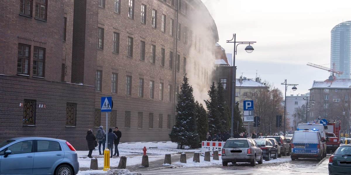 Na zdjęciu: budynek Komendy Wojewódzkiej Policji we Wrocławiu w kłębach dymu