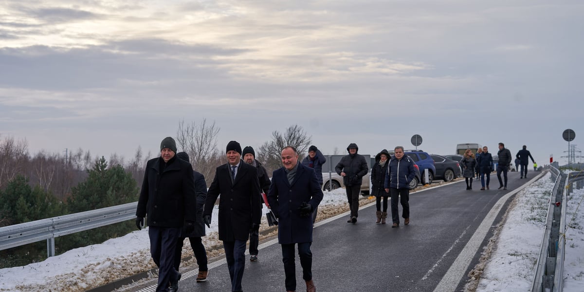 Na zdjęciu: grupa osób idąca nowo otwartym odcinkiem WOW Łany - Długołęka