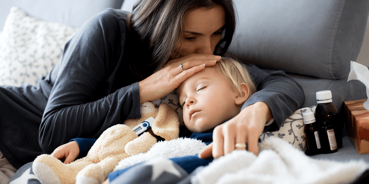 Na zdjęciu chore dziecko przytulone do mamy