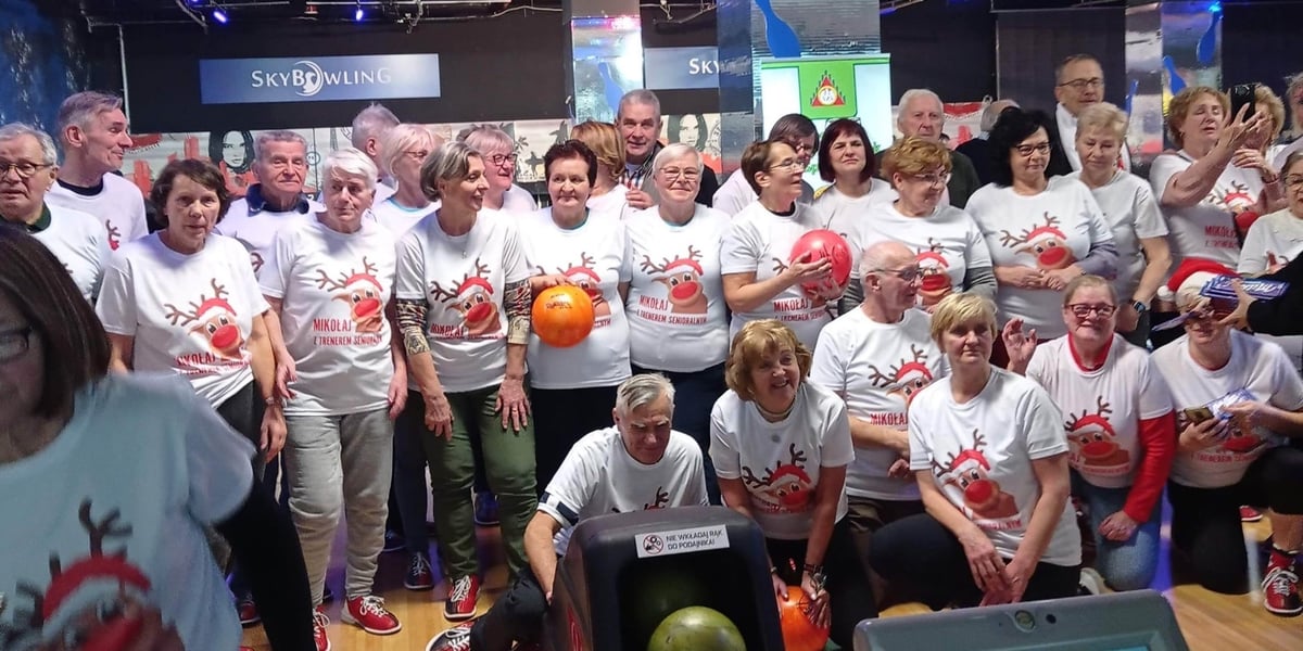 Na zdjęciu grupa seniorów - uczestników V Mistrzostw Wrocławia Seniorów w Kręglach
