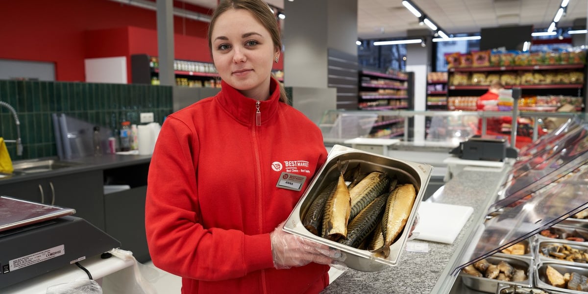 Na zdjęciu widać sprzedawczynię w sklepie Best Market we Wrocławiu 
