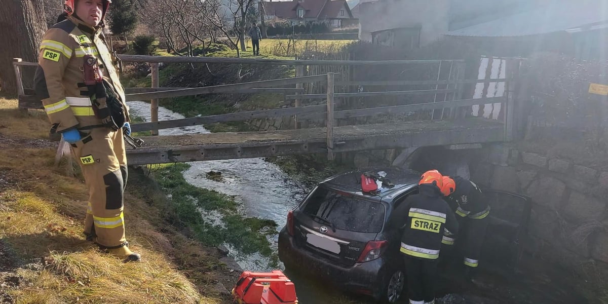 Wypadek w Sadach Dolnych na Dolnym Śląsku, auto wpadło do rzeki