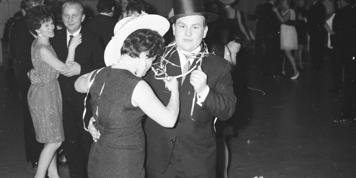 Bal sylwestrowy w PRL-u, rok 1968. Tańczące pary