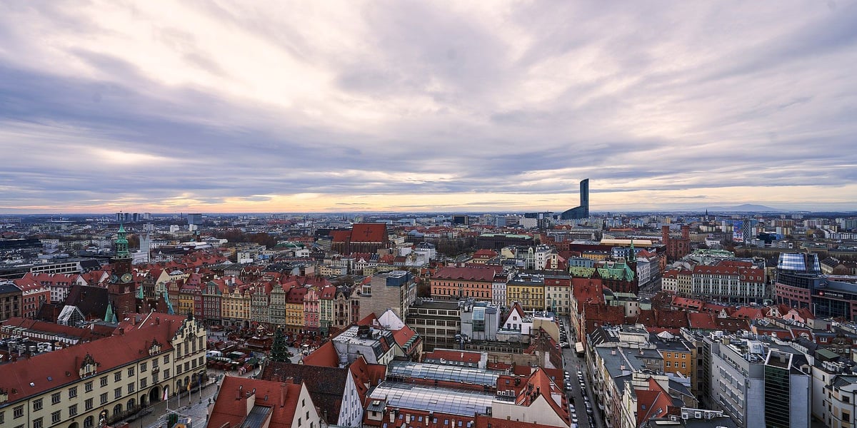 Na zdjęciu panorama Wrocławia z budynkiem Sky Tower. Widok z wieży kościoła św. Elżbiety